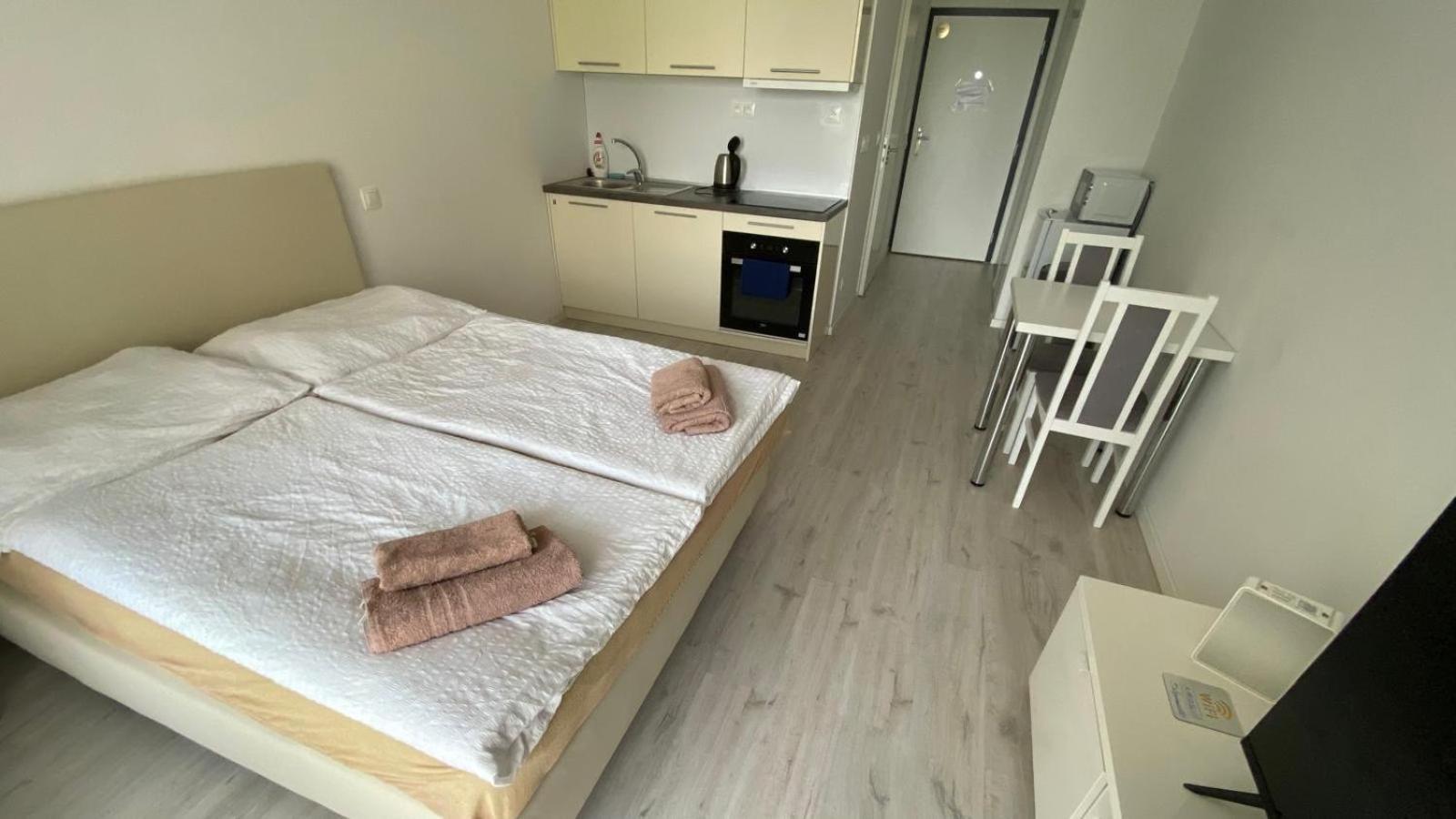 1 Room Apartment With Terrace, Slnecnice, 18B Bratysława Zewnętrze zdjęcie